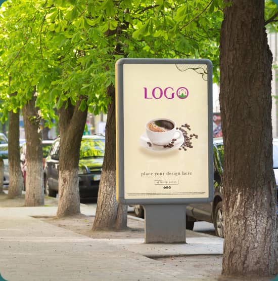 Фото сітілайту встановленому на вулиці з зеленими каштанами. на Сітілайті зображена чашка з кавою за значок Logo