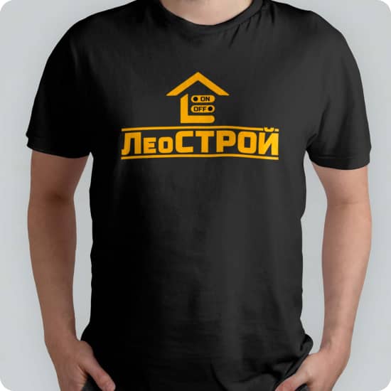 Чорна футболка з великим надрукованим логотипом будівельної фірми ЛЕОСтрой