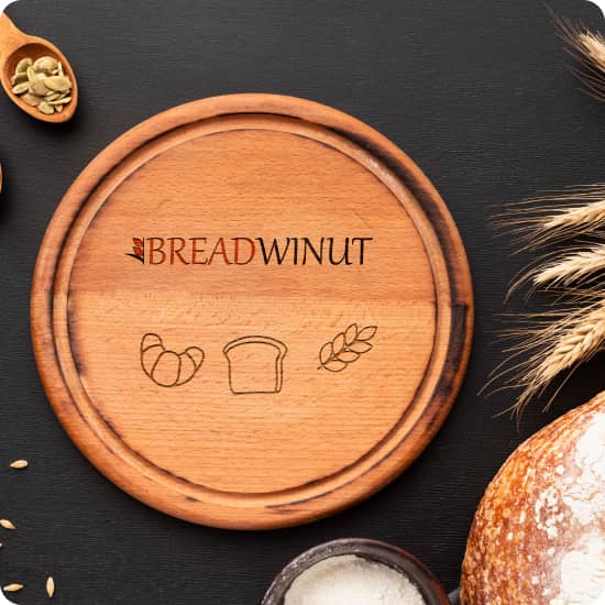Кругла кухонна дошка для нарізання з викарбуваним логотипом фірми Breadwinut