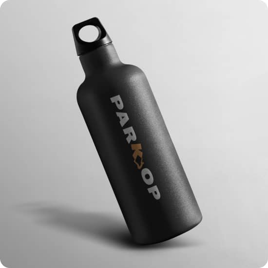 Чорний сучасний термос з нанесеним ефектним логотипом спортивної секції паркуру Parkop