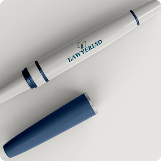Біло-синя ручка з сучасним логотипом юридичної компанії LawyerLSD