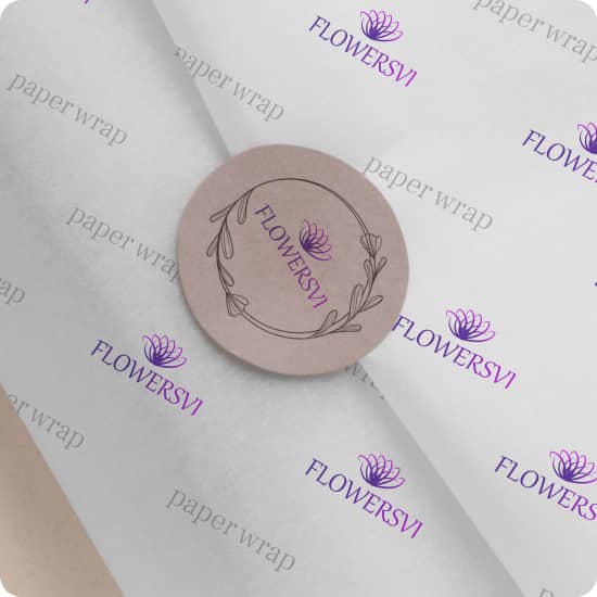 Наклейка на подарунковому папері з дизайном та логотипом квіткової компанії FLOWERSVI