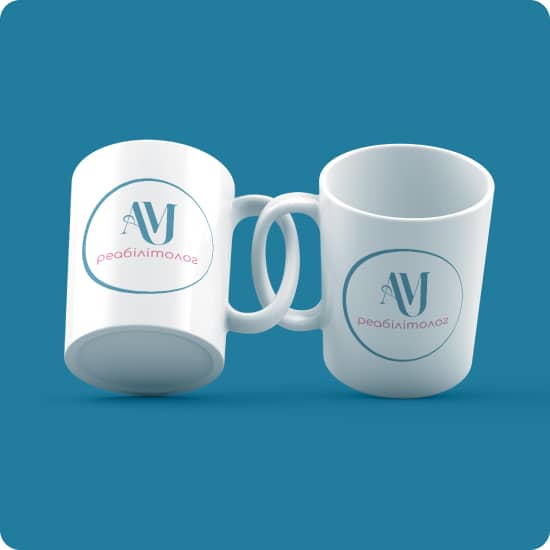 Два білі горнятка на синьому фоні зі взаємно зєднаними ручками з однаковими логотипами. Вигляд логотипу: блакитне коло а в колі дві великі дизайнерські літери АМ і знизу підпис рожевими маленькими літерами Реабілітолог