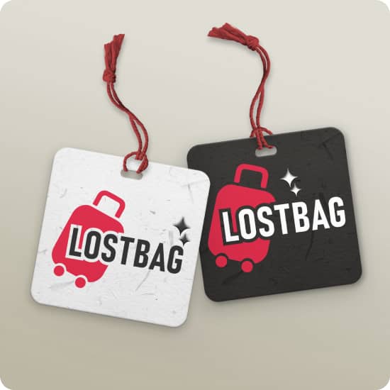 Дві бірки з червоними шнурками і логотипом LOSTBAG. Біла бірка з чорно-червоним логотипом і чорна бірка з біло-червоним логотипом